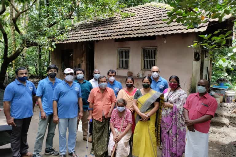 bank officials rebuild house for poor family  kozhikode bank officials waive off loan  ബാങ്ക് ഉദ്യോഗസ്ഥര്‍ വീട് പണിതു നല്‍കി  കോഴിക്കോട് ബാങ്ക് കുടിശ്ശിക അടച്ചു തീര്‍ത്തു  വായ്‌പ മുടങ്ങി ബാങ്ക് കൈത്താങ്ങ്  കാപ്പാട് സ്വദേശി വായ്‌പ തിരിച്ചടവ് മുടങ്ങി  kozhikode bank help poor family