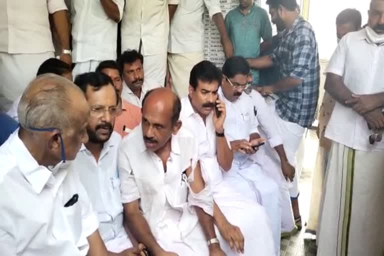 Congress BJP leaders demand release of those arrested in protest against K Rail  Congress BJP leaders on release of those arrested in K Rail protest  Changanassery Madappally K Rail protest  ചങ്ങനാശേരി മാടപ്പള്ളി കെ റെയിൽ പ്രതിഷേധം  കെ റെയിൽ കല്ലിടലിനെതിരെ പ്രതിഷേധം  കെ-റെയിൽ കോൺഗ്രസ് ബിജെപി നേതാക്കളുടെ സമരം  കെ റെയിൽ കല്ലിടലിനെതിരെ പ്രതിഷേധിച്ചവരെ വിട്ടയക്കാനാവശ്യം