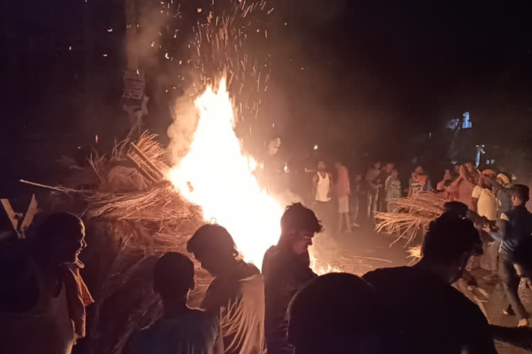 पटना में शांतिपूर्ण तरीके से मनाया गया होलिका दहन