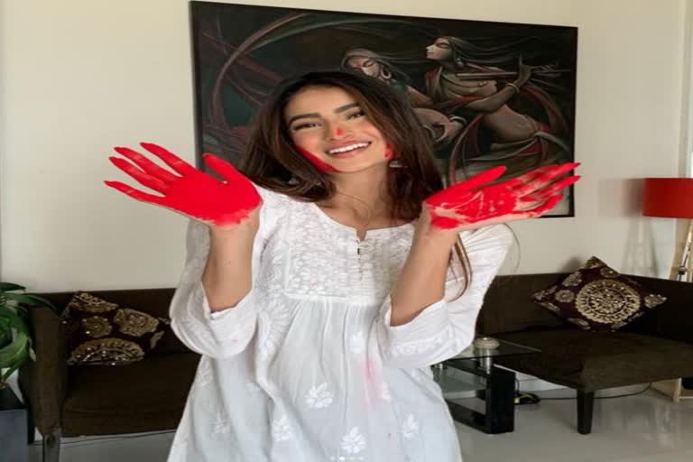 bijlee bijli song fame girl palak tiwary share photo on instagram at holi