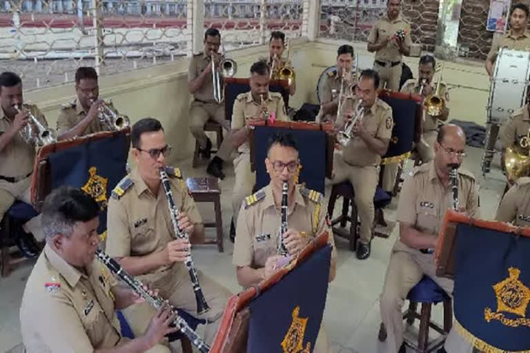 Allu Arjun  Mumbai Police Band Plays Srivalli Song  Mumbai Police Band  ശ്രീവല്ലി വായിച്ച് മുംബൈ പൊലീസ്  ബാന്‍റില്‍ തീര്‍ത്ത പുഷ്പയിലെ ഗാനം വായിച്ച് മുംബൈ പൊലീസ്  ശ്രീവല്ലി ഗാനം