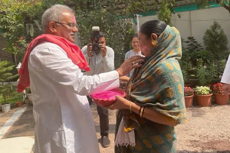 Chief Minister Bhupesh Baghel played Holi