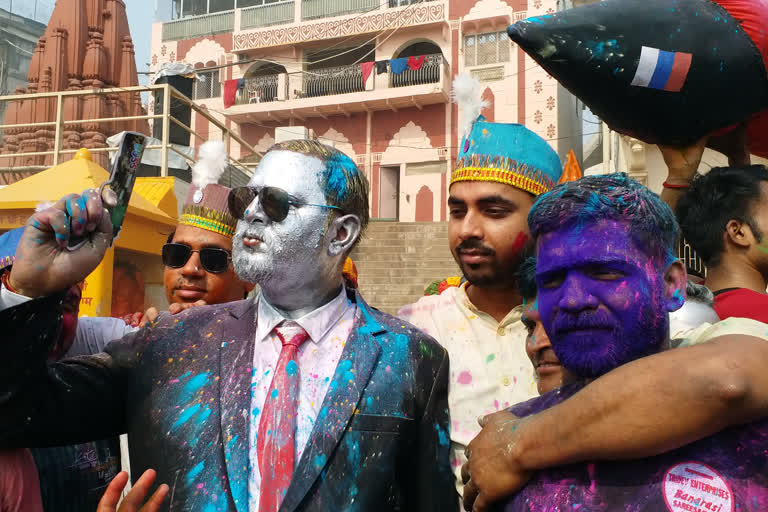 Holi 2022 Vladimir Putin doppleganger appears on Varanasi Dashashwamedh Ghat