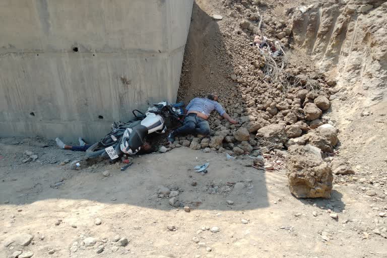 Two killed by bike that fell under Narmadapuram culvert