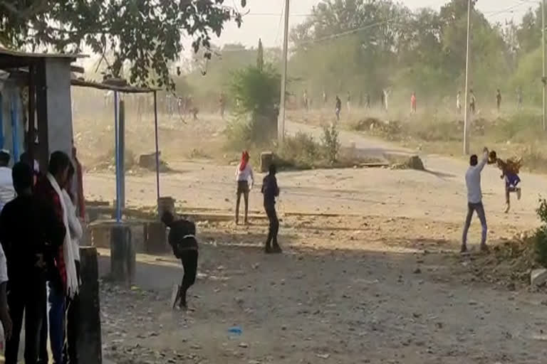 stone pelting Holi in Dungarpur