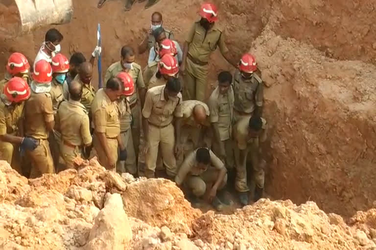 Kalamassery Electronic city landslide  Rescue operation ended  കളമശ്ശേരി മണ്ണിടിച്ചില്‍  കളമശ്ശേരി ഇലക്ട്രോണിക്ക് സിറ്റി അപകടം