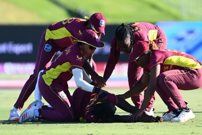 West Indies pacer collapses during women's WC match  West Indies pacer Shamilia Connell collapses in ground  ICC WOMENS WORLD CUP 2022  മത്സരത്തിനിടെ വെസ്റ്റ് ഇൻഡീസ് പേസർ മൈതാനത്ത് കുഴഞ്ഞു വീണു  വെസ്റ്റ് ഇന്‍ഡീസ് താരം ഷാമിലിയ കോണല്‍ ഗ്രൗണ്ടില്‍ കുഴഞ്ഞുവീണു  ഷാമിലിയ കോണല്‍  വനിത ലോകകപ്പ് 2022  ഐസിസി വനിത ലോകകപ്പ് 2022