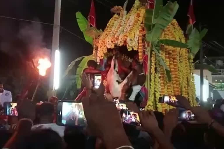 priest consuming sheep blood in Doddamma tayi fair, priest bite and consuming sheep blood in Chamarajanagar, Chamarajanagar Doddamma tayi fair news, ದೊಡ್ಡಮ್ಮ ತಾಯಿ ಜಾತ್ರೆಯಲ್ಲಿ ಕುರಿ ರಕ್ತ ಸೇವಿಸಿದ ಪೂಜಾರಿ, ಚಾಮರಾಜನಗರದಲ್ಲಿ ಕತ್ತು ಕಚ್ಚಿ ಕುರಿ ರಕ್ತ ಕುಡಿದ ಪೂಜಾರಿ, ಚಾಮರಾಜನಗರ ದೊಡ್ಡಮ್ಮ ತಾಯಿ ಜಾತ್ರೆ ಸುದ್ದಿ,