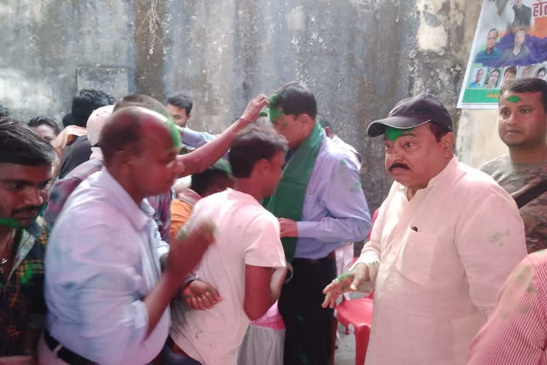 JMM MLA played Holi