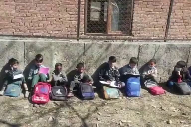 Land owner Locks Govt School in Ganderbal: گاندربل میں گورنمنٹ اسکول مقفل، اراضی مالک نے ملازمت کا کیا مطالبہ