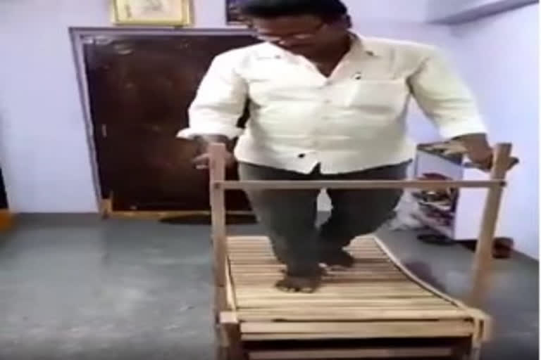 KTR praised a carpenter who designed wooden treadmill