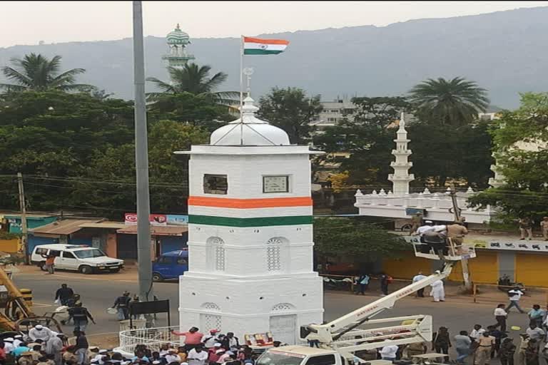 ಕೋಲಾರದ ಕ್ಲಾಕ್ ಟವರ್ ಮೇಲೆ ಹಾರಾಡಿದ ತ್ರಿವರ್ಣ ಧ್ವಜ