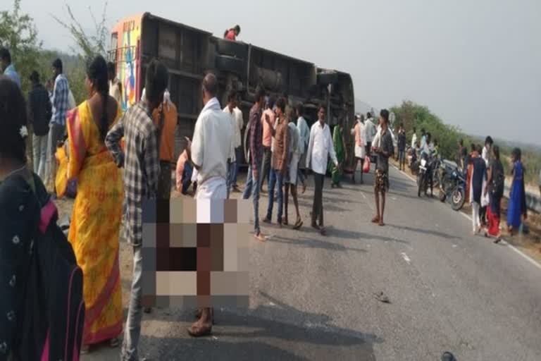 bus overturns in karnataka  കര്‍ണാടക ബസ്‌ അപകടം  കര്‍ണാടകയില്‍ ബസ് മറിഞ്ഞു  തുമാക്കുരു ബസ്‌ അപകടം  karnataka bus accident latest  tumakuru bus accident latest