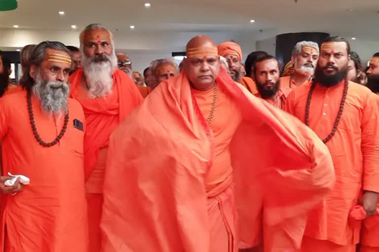 group-of-saints-reached-mall-in-bareilly-to-see-the-kashmir-file