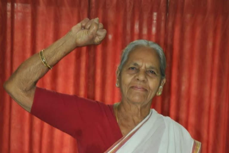 Veteran Communist leader Mallu Swarajyam, who is known for her vibrant role in the Telangana Armed Struggle against landlords and Razakars during the Nizam rule, died at a private hospital here on Saturday