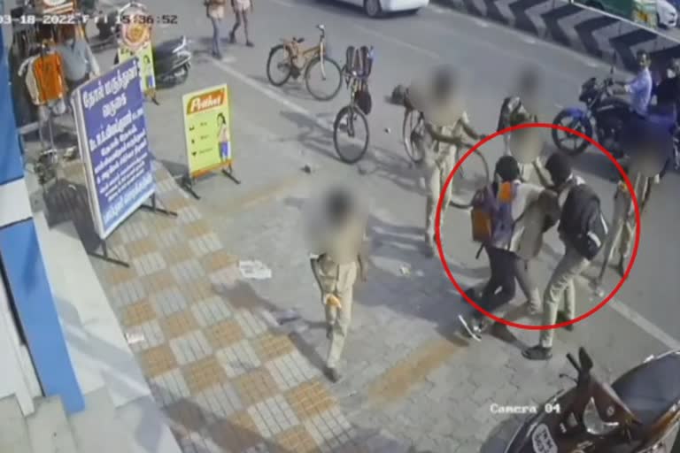 பள்ளி மாணவர்கள் மோதிக்கொண்ட பகீர் காட்சி - வைரல் வீடியோ