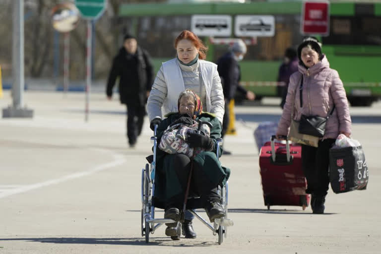 Thousands flee Mariupol as Russians advance