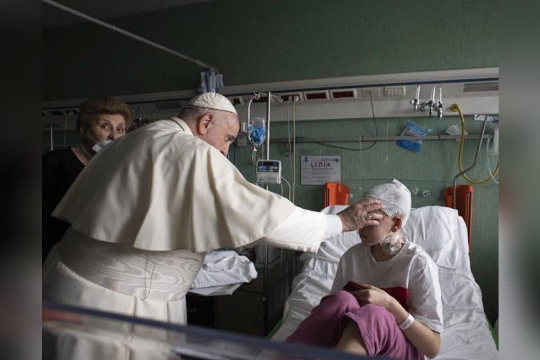 Pope meets Ukrainian children refugees