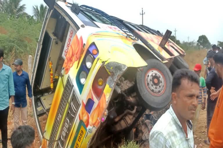 bus-overturned-in-chamarajanagara