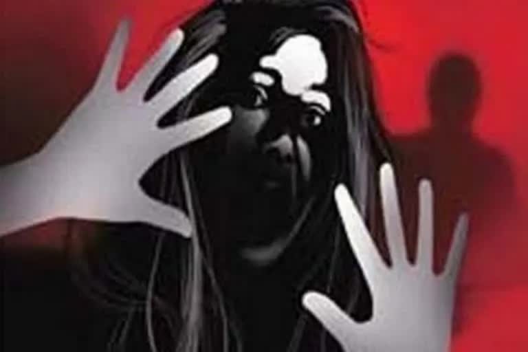 UP Rape cases  20 Year old girl raped  Raped inside a public toilet  UP CRIME NEWS  പൊതുശൗചാലയത്തിനുള്ളില്‍ പീഡനം  യുപി പീഡനം  20 വയസുകാരിയെ പീഡിപ്പിച്ചു  Crime latest news