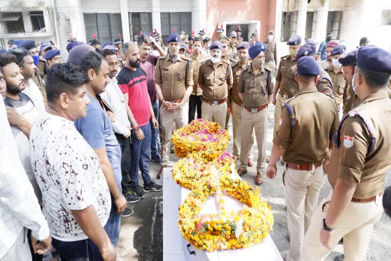 tributes-were-paid-to-amar-pal-singh-in-charge-of-kathgodam-malla-chowki-in-haldwani-kotwali