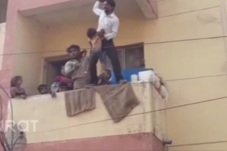 Jabalpur illegal occupant threatens to throw child from second floor die by suicide