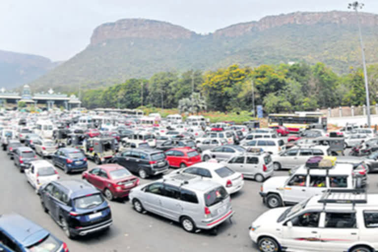 huge traffic at alipiri in tirupathi