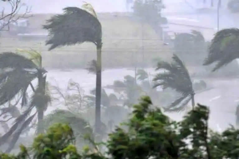 heavy rainfall and strong winds in Andaman and Nicobar Islands, Cyclone Asani hit to Andaman and Nicobar Islands, Indian Meteorological Department warn of Cyclone Asani, Cyclone Asani news, ಅಂಡಮಾನ್ ಮತ್ತು ನಿಕೋಬಾರ್ ದ್ವೀಪಗಳಲ್ಲಿ ಭಾರೀ ಗಾಳಿ ಮತ್ತು ಮಳೆ, ಅಂಡಮಾನ್ ಮತ್ತು ನಿಕೋಬಾರ್ ದ್ವೀಪಗಳ ಅಪ್ಪಳಿಸಿದ ಅಸನಿ ಸೈಕ್ಲೋನ್, ಅಸನಿ ಸೈಕ್ಲೋನ್​ ಬಗ್ಗೆ ಭಾರತೀಯ ಹವಾಮಾನ ಇಲಾಖೆ ಎಚ್ಚರಿಕೆ, ಅಸನಿ ಚಂಡಮಾರುತ ಸುದ್ದಿ,