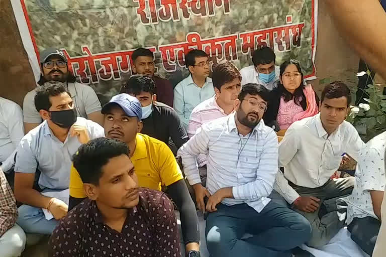 Upen Yadav on strike outside RTDC President Dharmendra Singh Rathod house