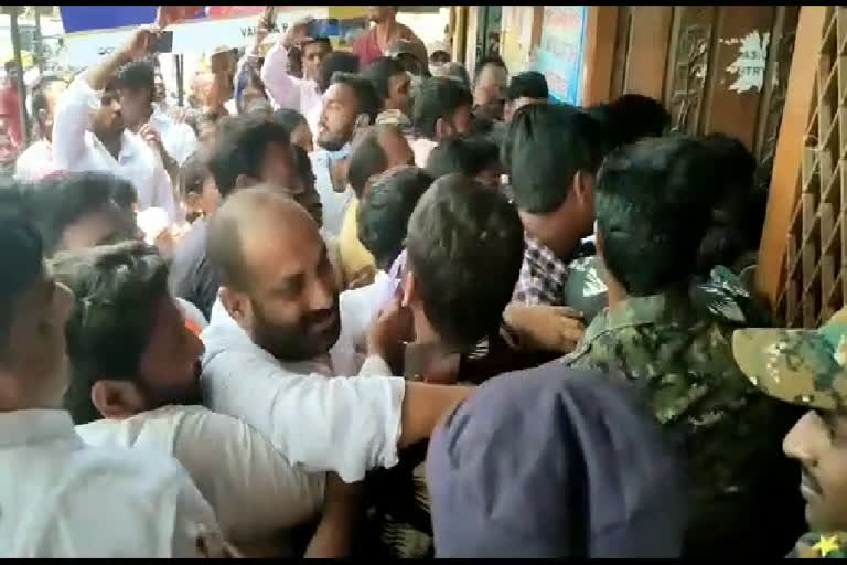 Leaders trying to get into a municipal office