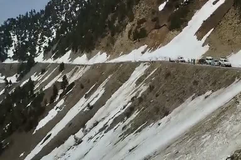 Passenger Vehicle Falls Into Gorge After Hit By Snowslide Along Sadhna Top kupwara