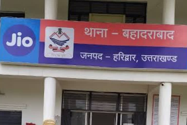 बहादराबाद पुलिस ने नाबालिग मोबाइल चोर को दबोचा