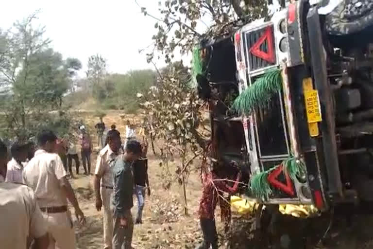 Manure laden trailer overturns in Pratapgarh