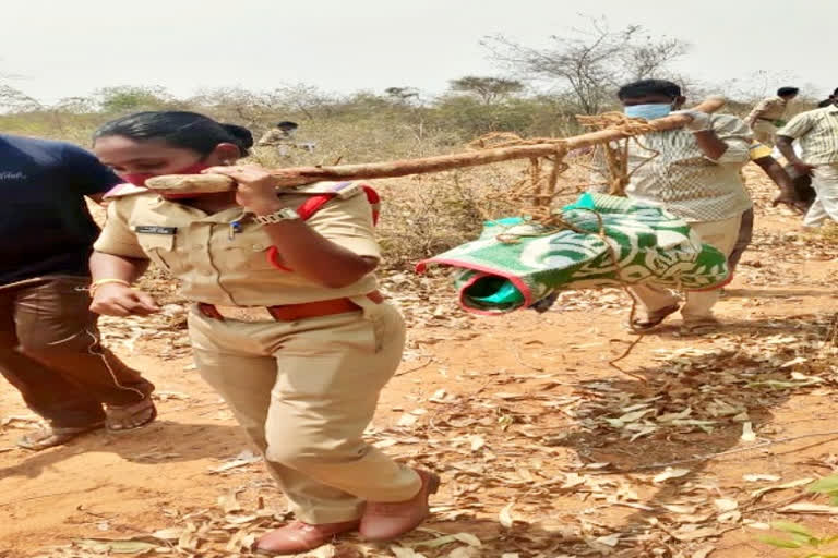 WOMEN SI CARRYING THE DEAD BODY