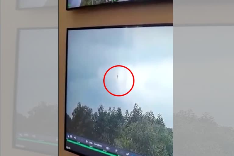 Major planecrash in China, Boeing 737 plane crashed into the mountains;  falling plane in CCTV footage