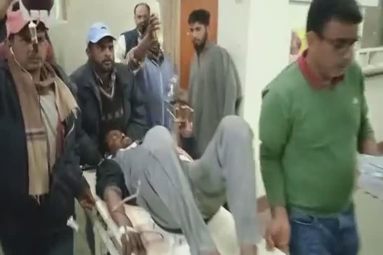 Non local laborer shot by unknown gun man in  pulwaman