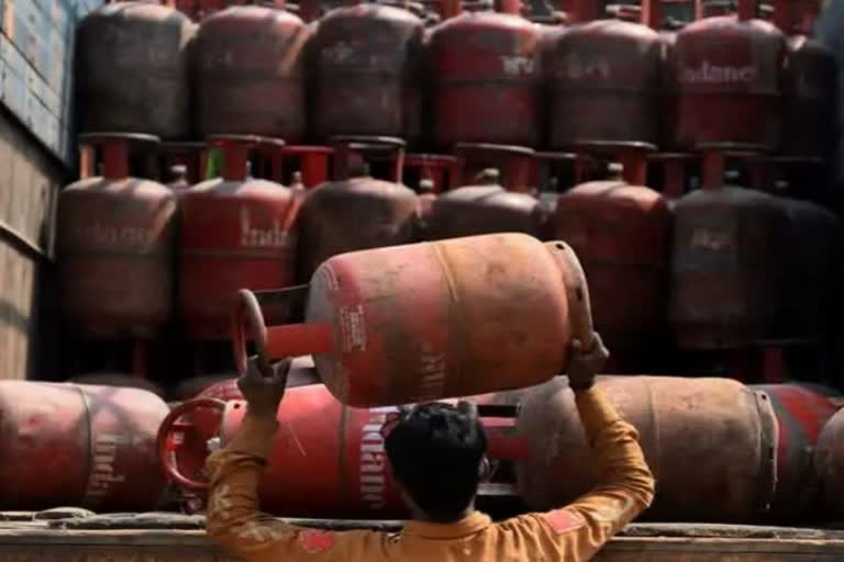 gas price  LPG Price hiked todays rate  കേരളത്തില്‍ പാചകവാതക വില കൂട്ടി  കൊച്ചിയില്‍ വീട്ടാവശ്യത്തിനുള്ള സിലിണ്ടറിന് 956  LPG Price hiked in kerala  LPG Price in kochi  LPG Price today