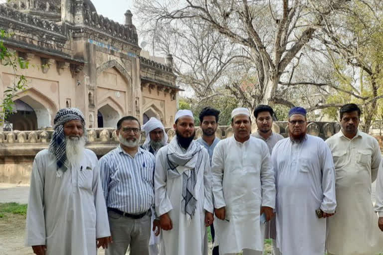 'دہلی کی 16 مساجد میں نماز جمعہ سے روکنا بنیادی حقوق کی خلاف ورزی'