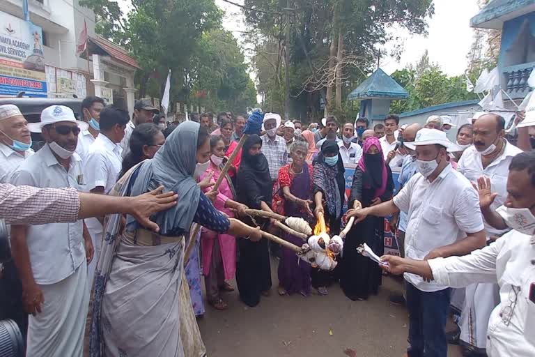 Kasaragod AIIMS protest  protest for better health facility in Kasargod  Daya bai street drama in the protest venue of aiims protest  കാസര്‍ഗോഡ് എയിംസിനായി കലക്ടറേറ്റ് മാര്‍ച്ച്  എയിംസ് പ്രതിഷേധത്തില്‍ ദയബായിയുടെ ഏകാംഗ നാടകം  കാസര്‍ഗോഡ് എയിംസ് ജനകീയ സമരസമിതി