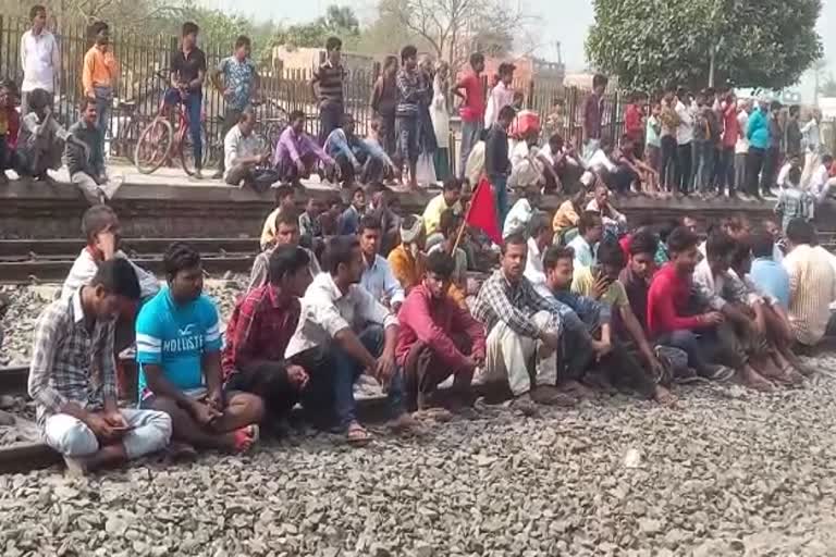 ट्रेनों के ठहराव को लेकर ग्रामीणों का प्रदर्शन