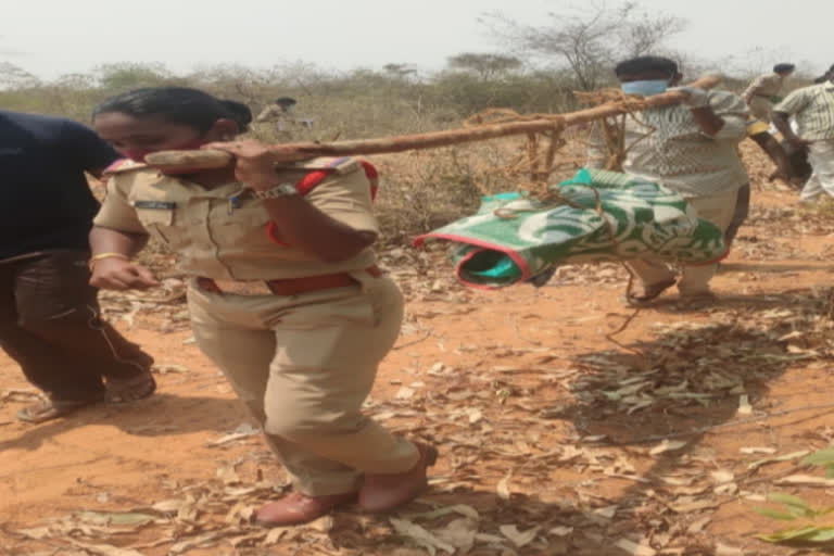 Woman SI carrying corpse on her shoulders walked 5 km in forest