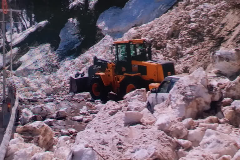 manali keylong road closed due to avalanche