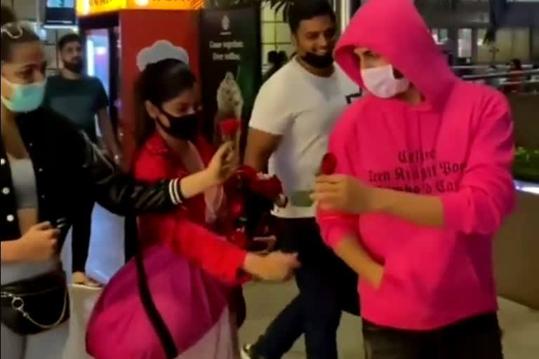 kartik aaryan fans give him roses at airport