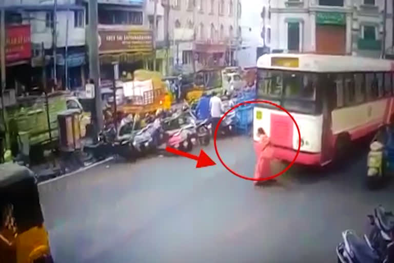 woman falls from moving bus