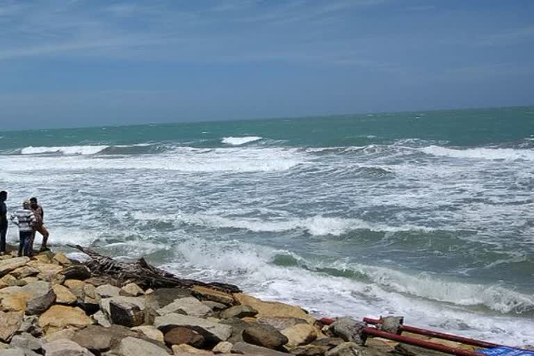 Sri Lanka economic crisis refugees near Dhanushkodi  Sri Lanka refugees near Dhanushkodi  ശ്രീലങ്കയില്‍ കടുത്ത സാമ്പത്തിക പ്രതിസന്ധി  ശ്രീലങ്കയില്‍ നിന്നും പലായനം ചെയ്‌ത് ജനം  ശ്രീലങ്കയില്‍ നിന്നും പലായനം ചെയ്‌ത 6 പേര്‍ ധനുഷ്കോടിയിലെത്തി