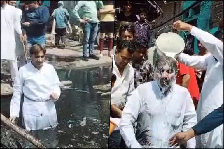 AAP Councilor Jumps Into Drain in Delhi, Drain Cleaned by AAP Councilor in Delhi, Delhi municipal election, New Delhi political news, ನವದೆಹಲಿಯಲ್ಲಿ ಚರಂಡಿಗೆ ಹಾರಿದ ಎಎಪಿ ಕೌನ್ಸಿಲರ್​, ನವದೆಹಲಿಯಲ್ಲಿ ಚರಂಡಿ ಸ್ವಚ್ಛಗೊಳಿಸಿದ ಎಎಪಿ ಕೌನ್ಸಿಲರ್​, ದೆಹಲಿ ಪುರಸಭೆ ಚುನಾವಣೆ, ನವದೆಹಲಿ ರಾಜಕೀಯ ಸುದ್ದಿ,