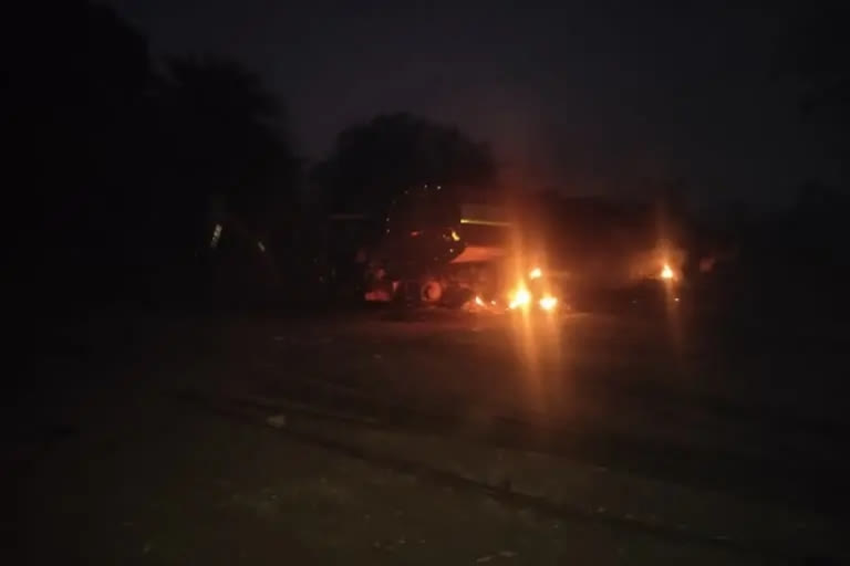 Naxals torch 7 vehicles at road construction site in Chhattisgarh's Kanker