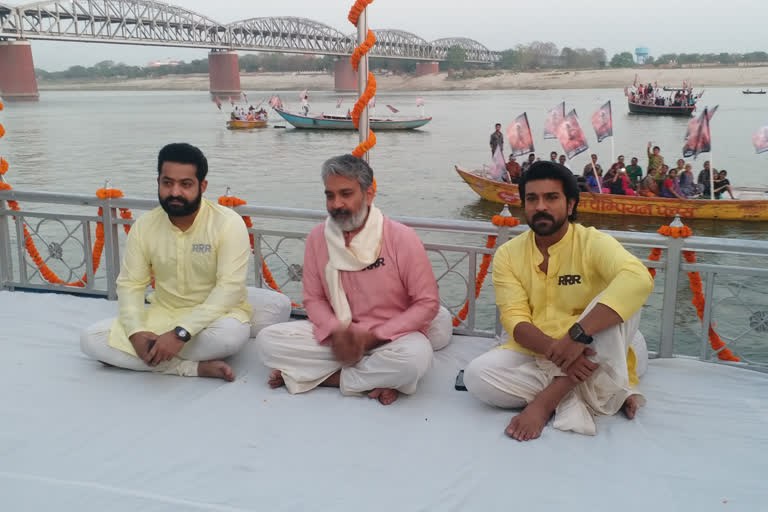 famous film director ss rajamouli  ss rajamouli reached varanasi  rrr film promotion  ss rajamouli in banaras for rrr promotion  varanasi latest news  ಸಿನಿಮಾ ಯಶಸ್ಸಿಗೆ ಕಾಶಿ ವಿಶ್ವನಾಥ್​ನಿಗೆ ಮೊರೆ ಹೋದ ನಾಯಕರು  ಆರ್​ಆರ್​ಆರ್​ ಪ್ರಚಾರಕ್ಕಾಗಿ ವಾರಣಾಸಿಗೆ ತಲುಪಿದ ರಾಜಮೌಳಿ ತಂಡ  ವಾರಣಾಸಿಯಲ್ಲಿ ಆರ್​ಆರ್​ಆರ್​ ಚಿತ್ರದ ಪ್ರಚಾರ