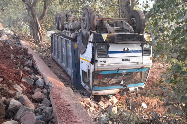 Dumper overturns