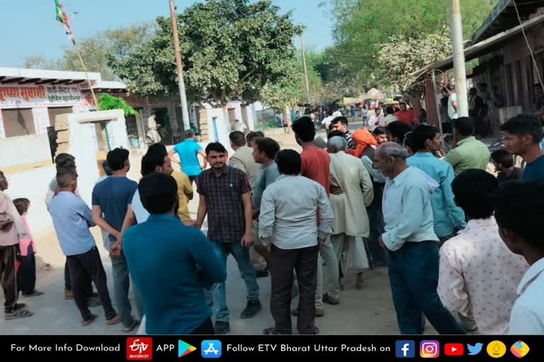 agra latest news  etv bharat up news  agra city news  मंदिर की दीवार तोड़ने पर हंगामा  Agra में मंदिर की दीवार  Uproar over breaking the temple  temple wall in Agra  आगरा के इरादतनगर थाना  प्राचीन मंदिर की दीवार  दीवार तोड़ने का प्रयास  एसडीएम संगीता राघव